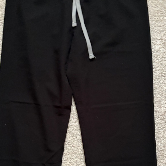 Figs OG Black Scrub Set with Gray Drawstring - Picture 5 of 12